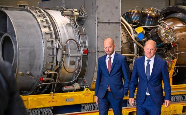 German Chancellor Olaf Scholz and Christian Bruch, President of Siemens Energy, in front of the turbine needed for the Nord Stream pipeline to supply gas. 