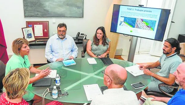 Noelia Arroyo, on the left, during the meeting with the technicians. 