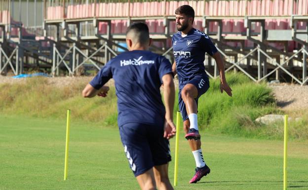 Chuma, in the background, at a UCAM training session in El Mayayo.