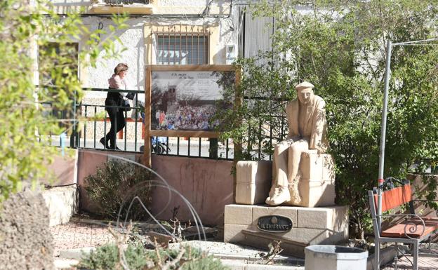 Monument to the emigrant in the Lorca district of La Paca.