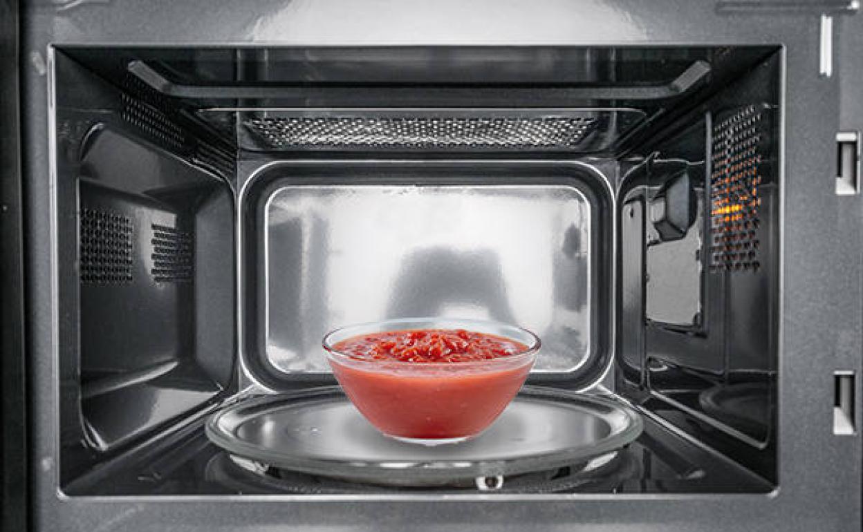 Calentar agua en el microondas? Mejor no hacerlo: son las 12 cosas que no meter La Verdad
