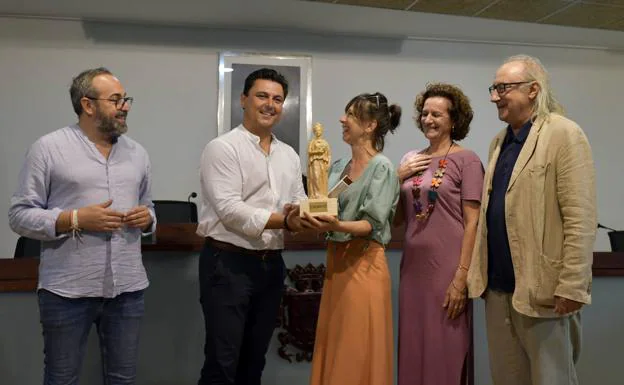 The mayor of San Javier presents the award to Els Joglars.