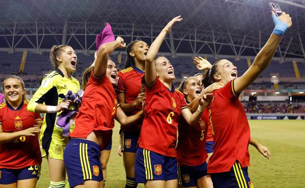 Silvia Lloris, with the phone in her hand, takes a selfie with her teammates after the victory against Mexico.