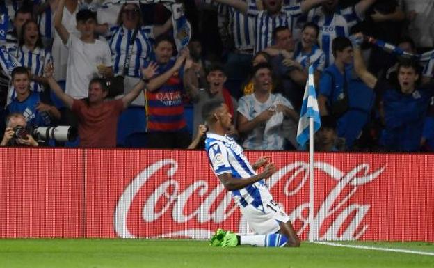 Isak (d) celebrates his goal against Barça.