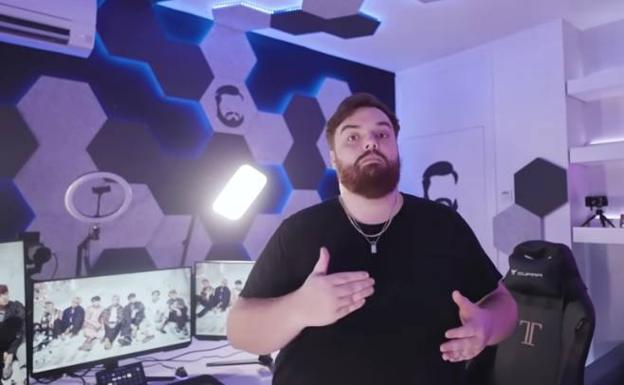 Ibai Llanos presenting his new set-up for his Twitch broadcasts.