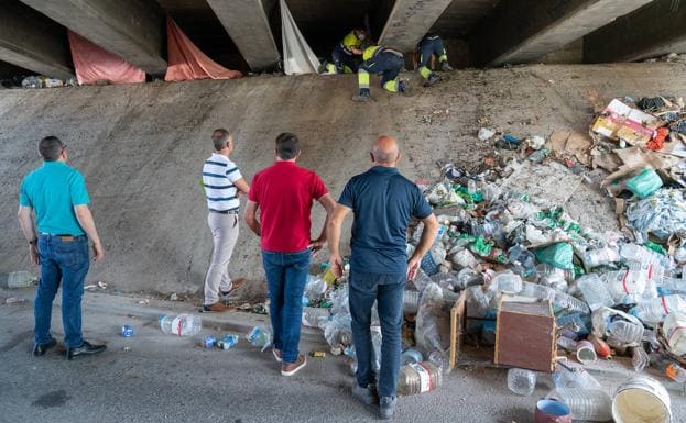 Limusa operators proceed to remove the garbage under the gaps in the bridge under the supervision of the Councilor for Security and the Local Police.