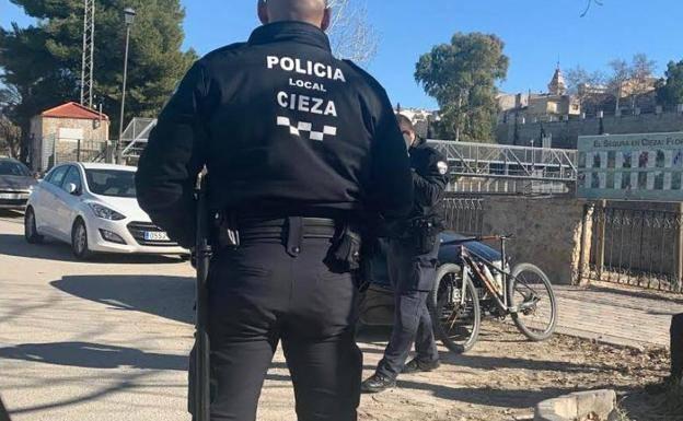 An agent of the Cieza Local Police in a file photo.