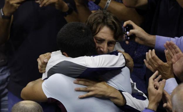 Carlos Alcaraz hugs Juan Carlos Ferrero, coach of Murcia and on his number 1 day in world tennis. 