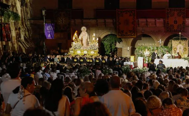 The Virgin of Bitterness on her throne during the commemoration mass of the 25th anniversary of the canonical coronation in the crowded Plaza de España. 