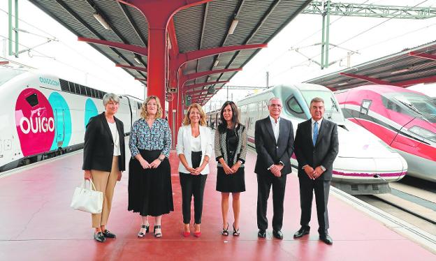 The general director of Ouigo Spain, the president of Adif, the Minister of Transport, the Secretary of State for Infrastructure, the president of Renfe and the president of Iryo, yesterday, at the Chamartín station. 