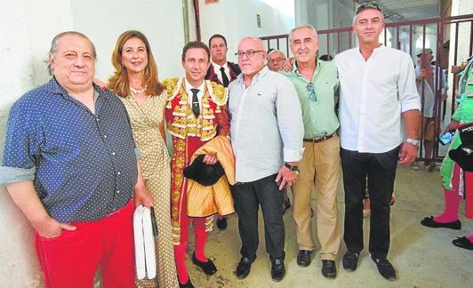 he painter Pepe Lucas and other friends of Rafaelillo such as José María Mainat (green shirt), with the right-hander.