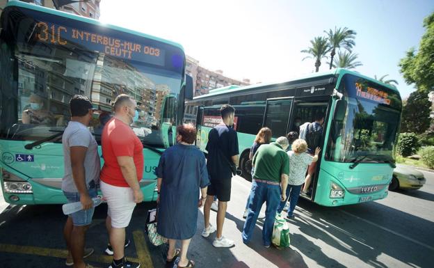 A dozen passengers queue to get on a bus in Murcia, this Thursday, a day in which public transport has been free.