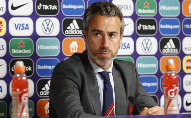 The coach of the women's soccer team, Jorge Vilda, at a press conference.