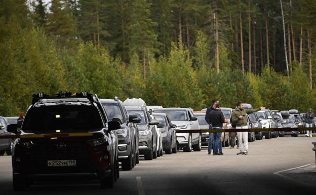 A long line of cars wait to cross from Russia to Finland.