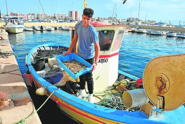 The youngest fisherman in the Mar Menor, Francisco Javier Martínez Gómez, 17 years old and the third generation of 'Los Largos', proudly shows off his catch. 
