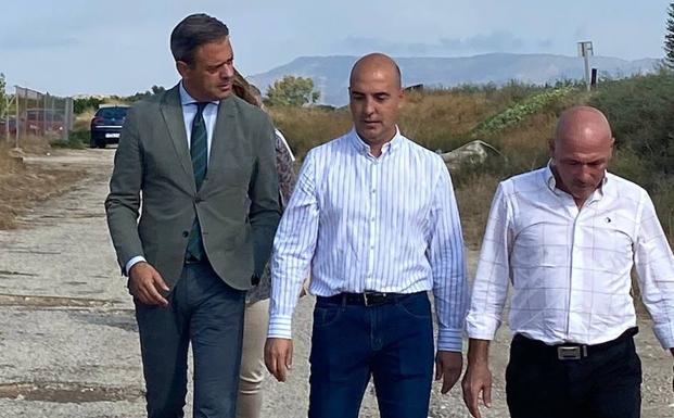 Councilor Marcos Ortuño (left), together with the mayor of Molina, Eliseo García (center), during the visit this Friday. 