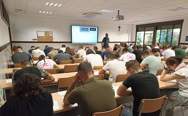 Applicants to the Civil Guard taking the opposition exam at the UCAM this Saturday. 