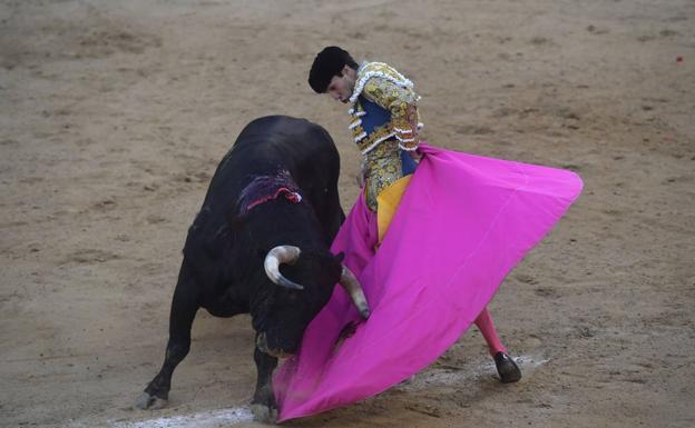 Tomás Rufo gives a pass in his debut as a matador in Abarán, with three ears and a tail. 