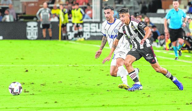 Cartagena's Adrián Sanmartín, from La Puyola, chases the ball together with Rober Gónzalez, in his debut last Monday against Alavés. 