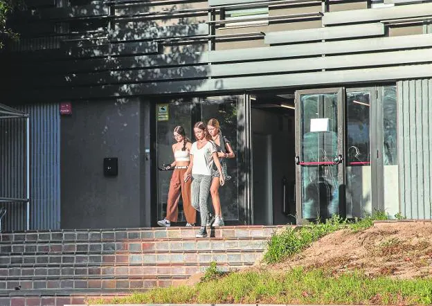 Three students, yesterday at the gates of the Micampus University Residence, managed through a UPCT concession. 