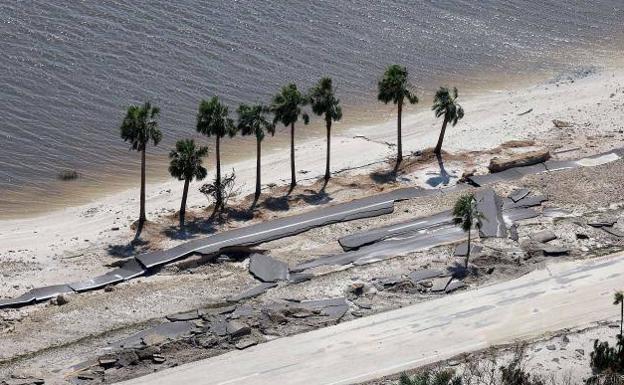 The cyclone has caused extensive damage as it passes through Florida.