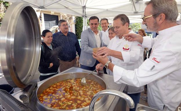 The mayor, José Antonio Serrano, attends the preparation of the solidarity stew to help those affected in Javalí Viejo. 