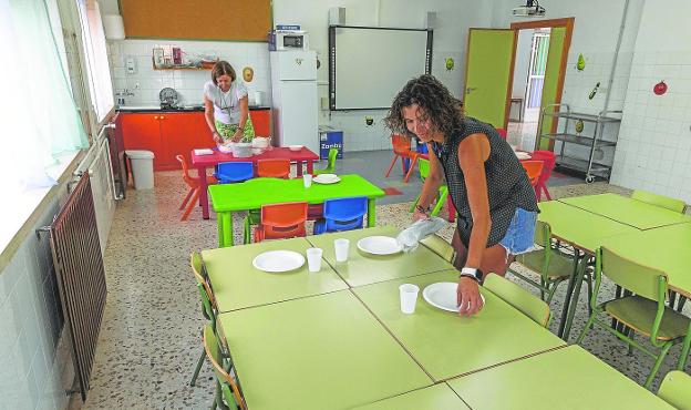 Cati García and Maite Martínez finalize the preparations to open, today, the new school canteen at the San Cristóbal school in El Bohío. 