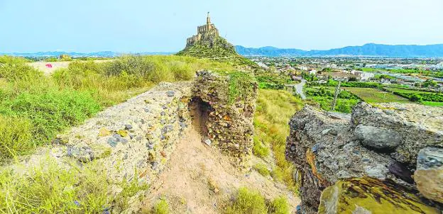 State presented yesterday by the archaeological remains of Castillejo de Monteagudo, full of weeds, with Christ in the background. 