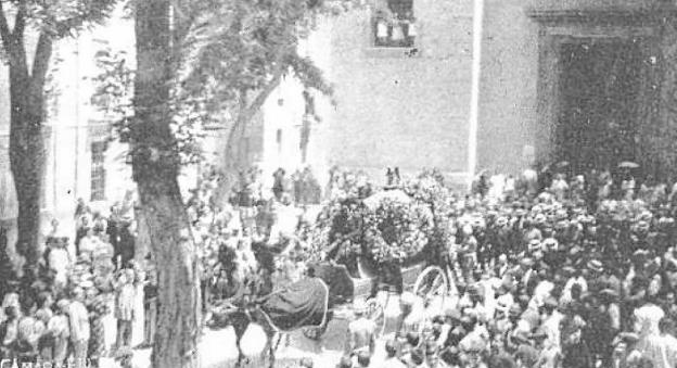 Funeral.  Historical photograph, signed by Mateo, of the departure of the funeral procession of bullfighter Lagartija II from the parish of San Juan.