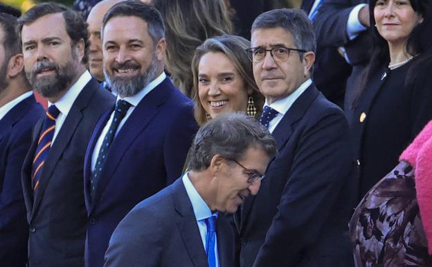 Alberto Núñez Feijóo passes in front of the representatives of Vox, PP and PSOE before the military parade this Wednesday on the occasion of the National Holiday.