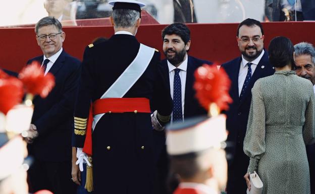 López Miras greets King Felipe VI at the start of the National Holiday Day parade