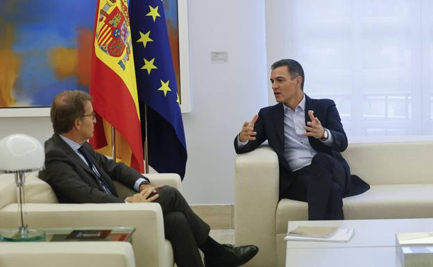 Pedro Sánchez and Alberto Núñez Feijóo talk in the