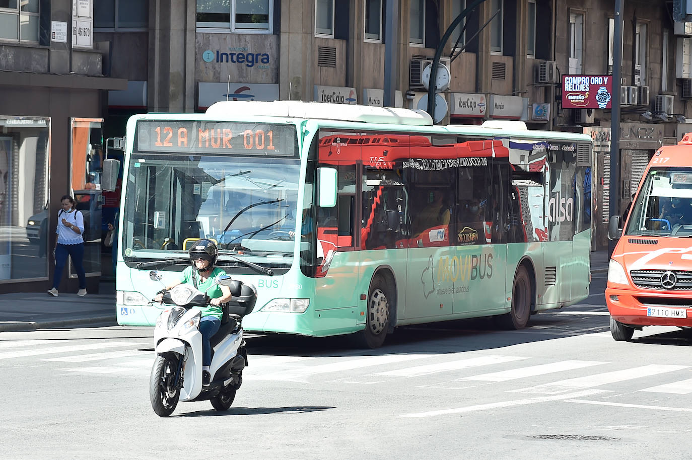 A bus of the interurban lines of Murcia as it passes through the capital, in a file photo.