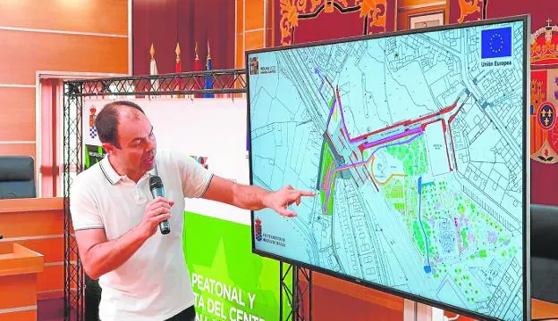 The municipal engineer Enrique Lorente explains the project with the plan. 