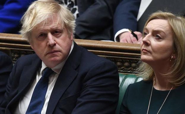 Boris Johnson with Truss in the British Parliament.