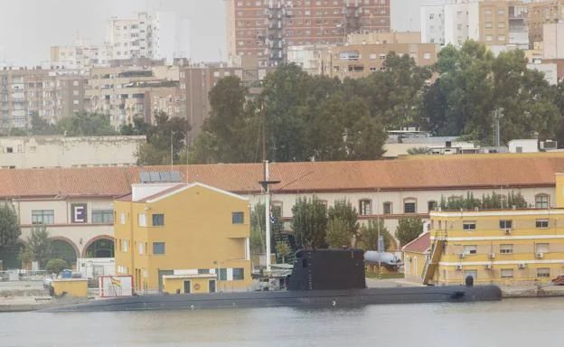 El submarino modernizado, atracado ayer junto a su base del Arsenal Militar./Pablo Sánchez / AGM