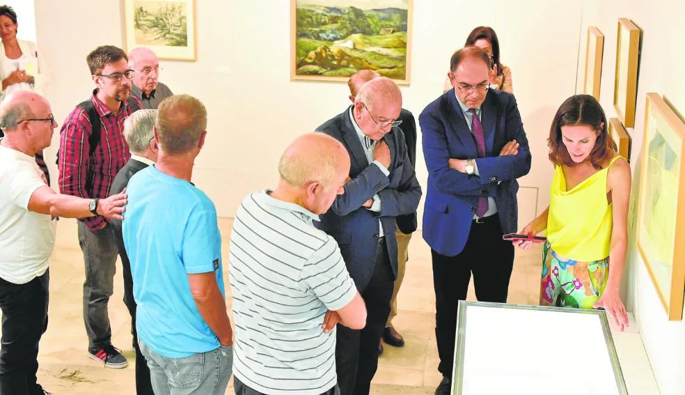Carlos Egea and Pascual Martínez, president and director of the Cajamurcia Foundation, together with the exhibition's curator, Ana Doldán de Cáceres, and visitors to the exhibition.