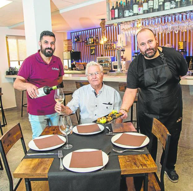 Abel, Antonio 'El Gaditano' and the chef Ricardo at the chip shop. 