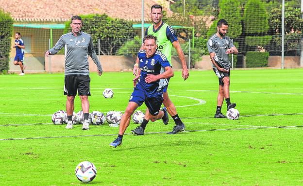De Blasis chases a ball in front of the eyes of Pedro Alcalá and Luis Carrión, this week at La Manga Club. 