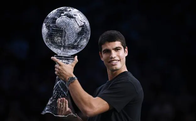 Carlos Alcaraz receives the world number 1 trophy in Paris.