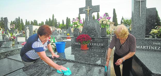 Two neighbors proceeded yesterday to clean the tomb of their relatives, to prepare it for the All Saints' Day. 