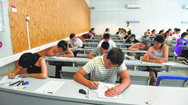 A group of Murcian students carried out the Ebau tests last June. 