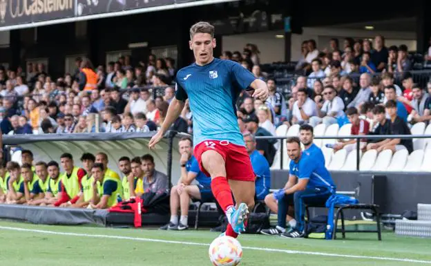 The muleño Josema Raigal, with the ball, in a League match this season. 