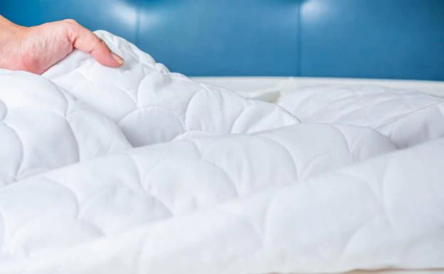 The easiest and fastest method to put the filling inside the duvet cover.