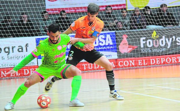 The Brazilian center Waltinho covers the ball under pressure from David García, captain of Ribera Navarra, yesterday in Tudela.