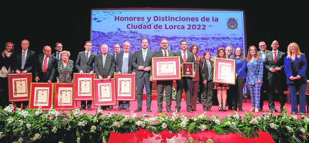 The winners and members of the Corporation after the awards ceremony on the stage of the Teatro Guerra, last night. 