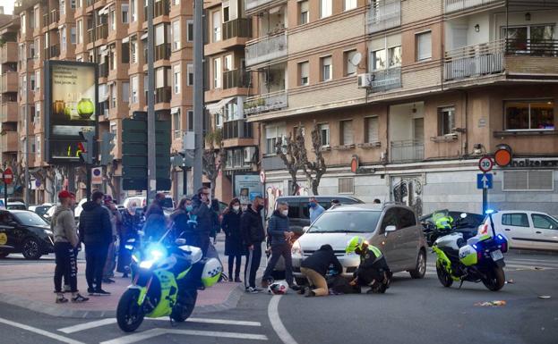 The police attend to a person run over in Murcia in a file image. 