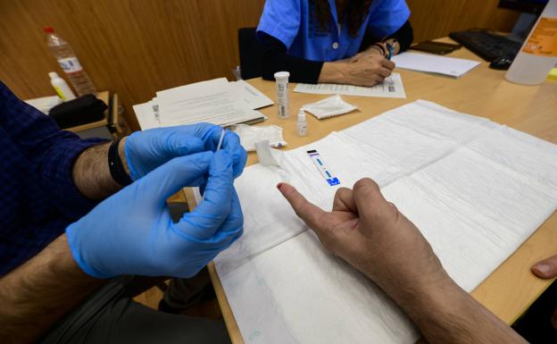 A user of the new 'checkpoint' in Murcia for the prevention and early detection of HIV undergoes a test this Thursday. 