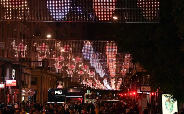 Hundreds of people enjoy the turning on of the Christmas lights on the Gran Vía in Murcia. 