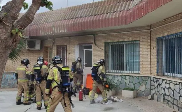 Firefighters intervene in the San Basilio nursery this Friday. 